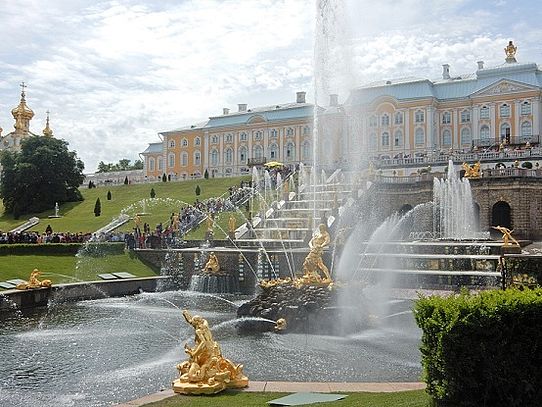 Cascades Cascades in front of palace
