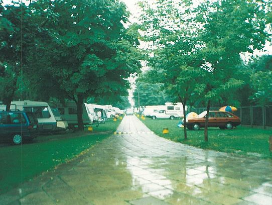 Wohnmobile im Regen auf Campingplatz 