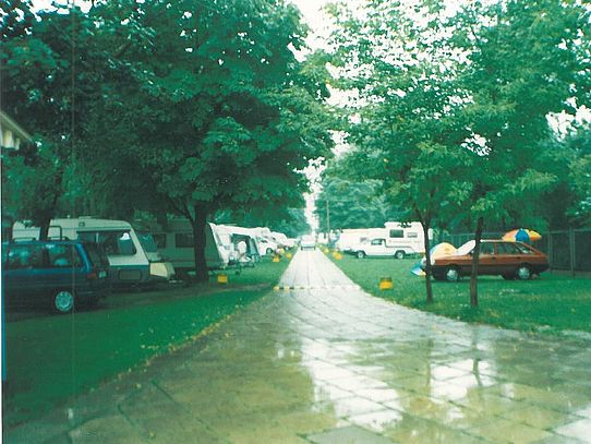 Warschau Wohnmobile im Regen auf Campingplatz