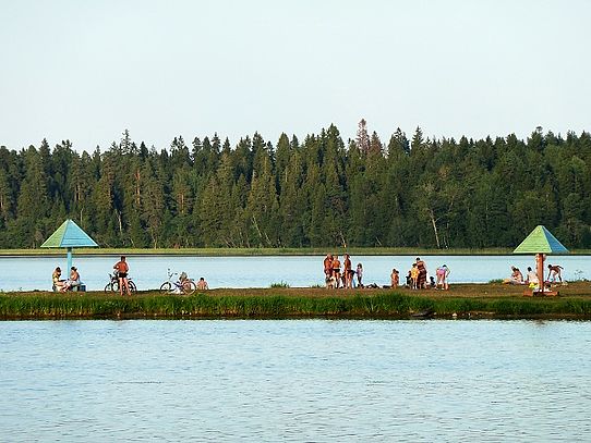 peopla at lake