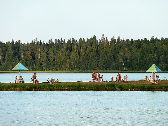 Valdai peopla at lake