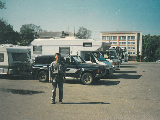 Overnight place in Brest then Escort with parked camping group