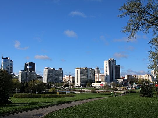 Minsk Park und Häuser